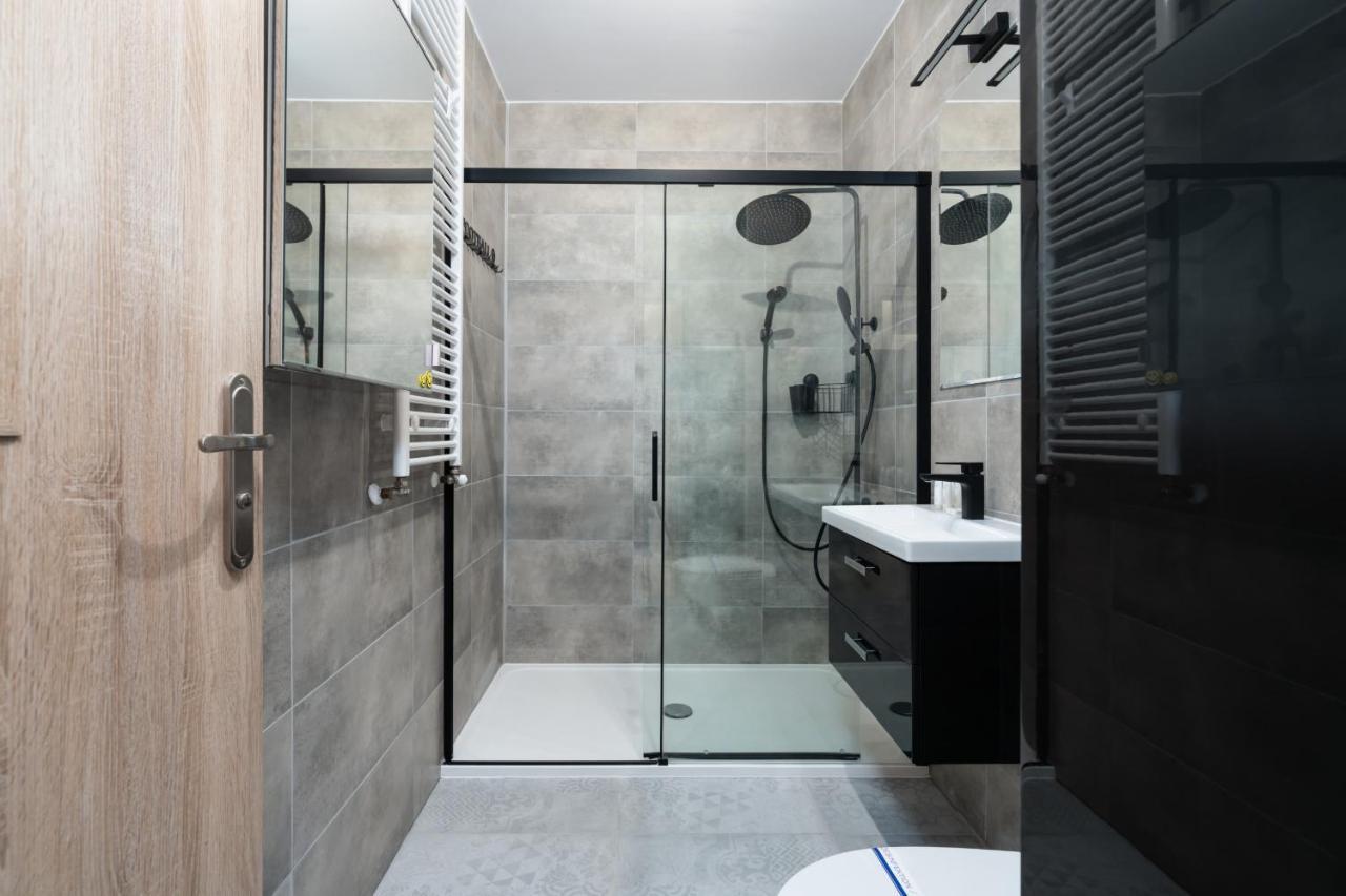 Modern With Balcony & Free Garage By Renters *