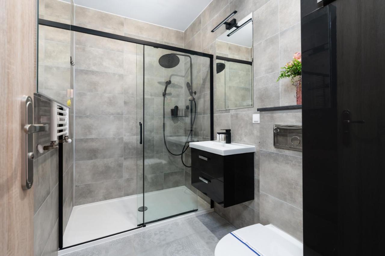 Modern With Balcony & Free Garage By Renters Poznań